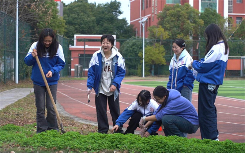 種花添彩，共繪校園新畫卷-我校團委組織植